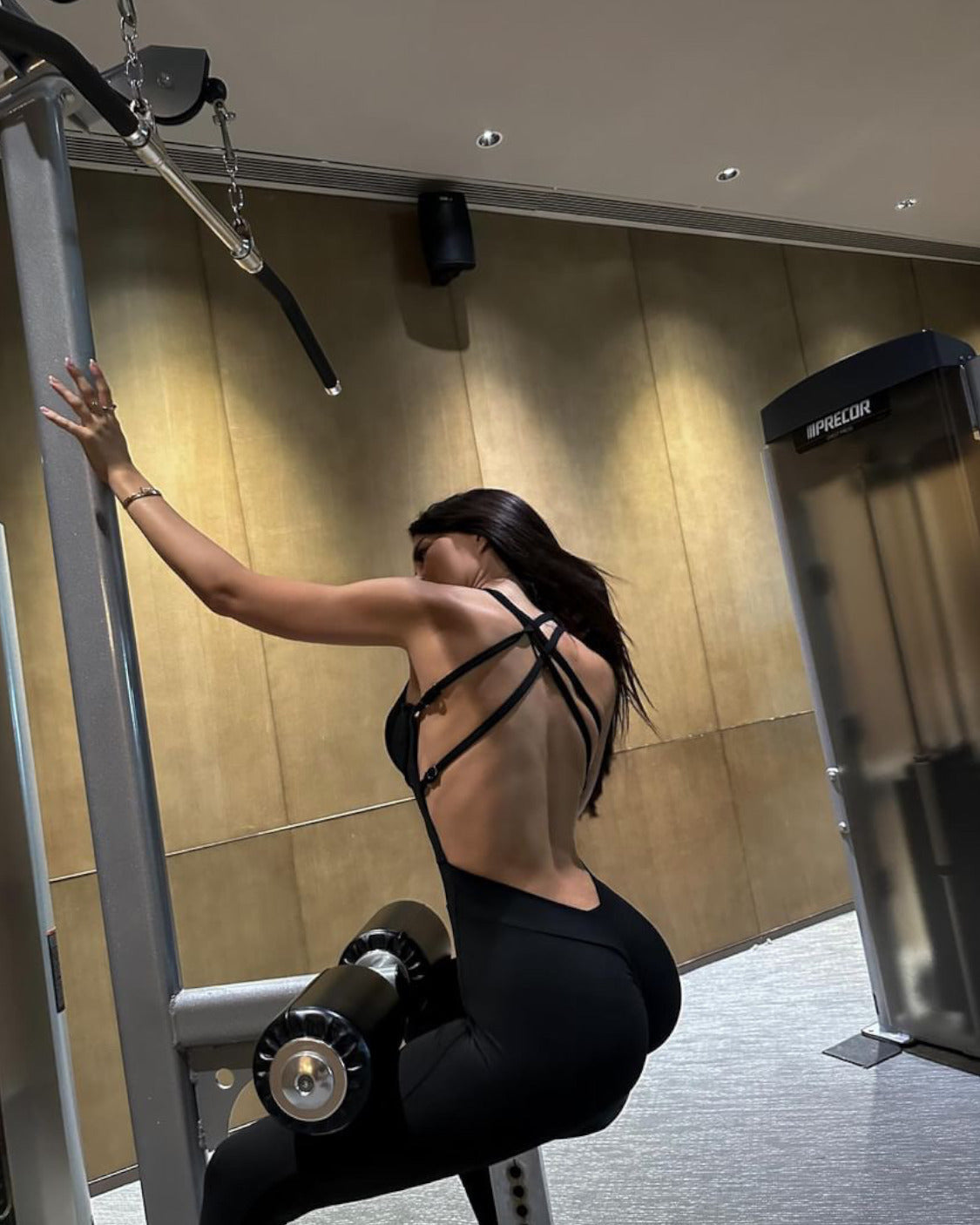 Дълъг спортен гащеризон с гол гръб в черен цвят